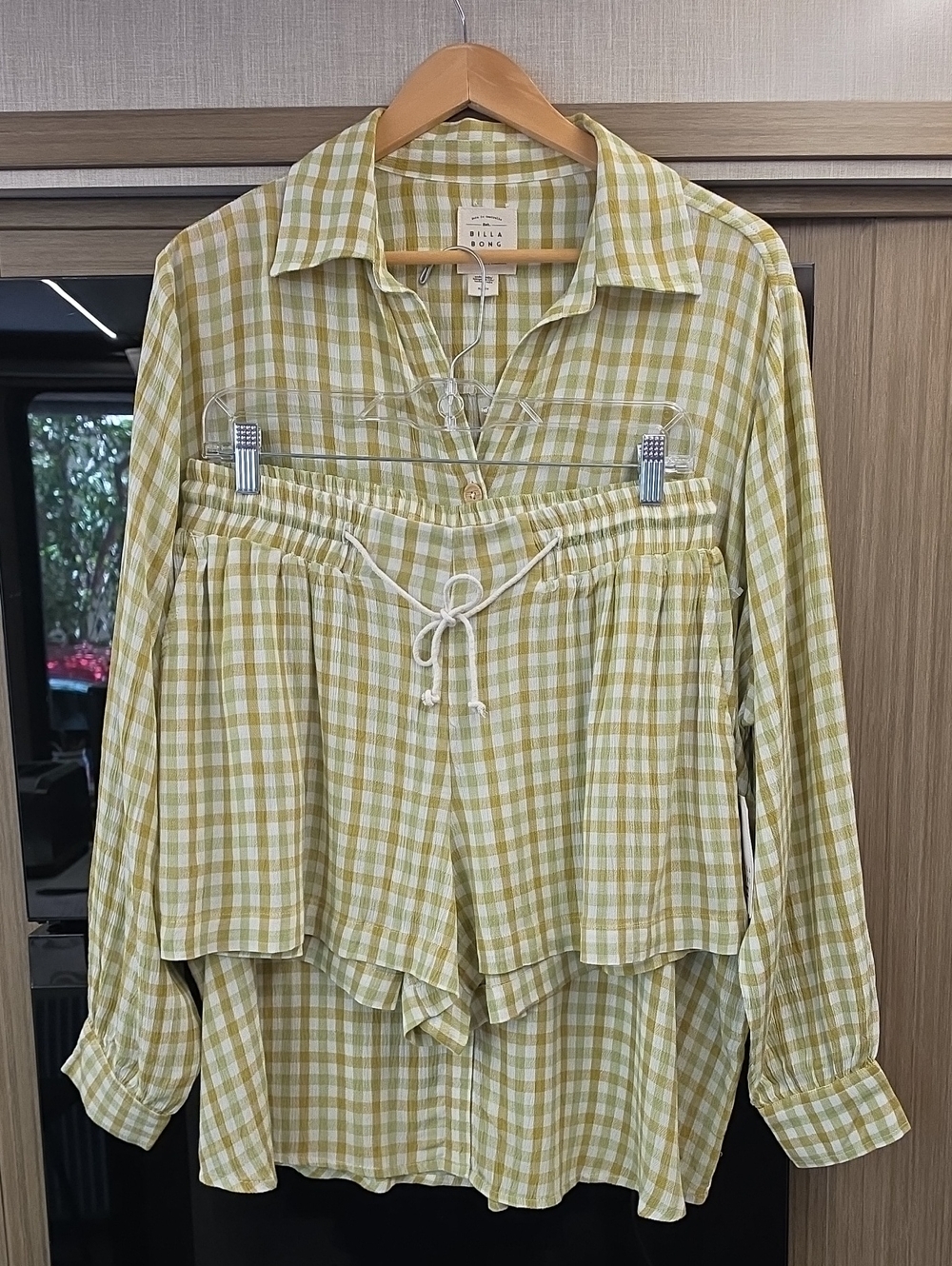 NWT,"SWELL BLOUSE AND SHORTS SET", BY BILLABONG" 💚💛 - Picture 13 of 16